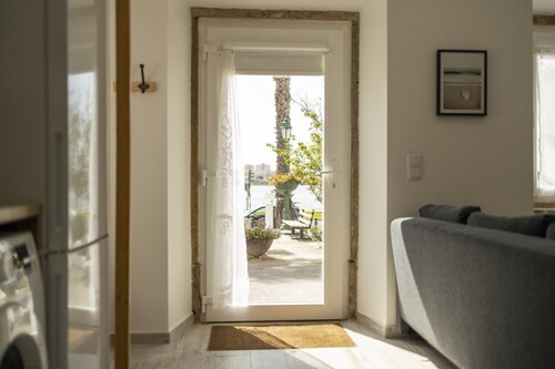 Apartment by the river in Seixal bay. 4pax. Bicycles are available.