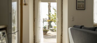 Apartment by the river in Seixal bay. 4pax. Bicycles are available.