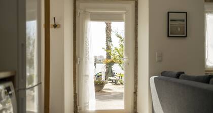 Apartment by the river in Seixal bay. 4pax. Bicycles are available.