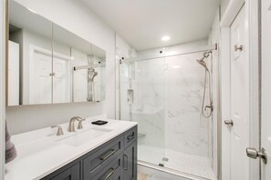 Combined shower/bathtub, hair dryer, towels, toilet paper - #HabitueHomes - Lorinda's North by Northwest (Boise)
