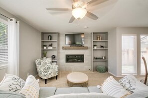 TV, fireplace, DVD player, books - #HabitueHomes - Lorinda's North by Northwest (Boise)