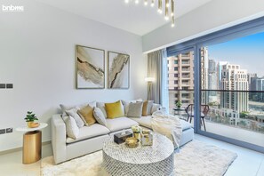 Appartement Premium, 1 trÚs grand lit, vue ville | Salle de séjour | TV connectée de 55 pouces avec chaßnes par cùble
