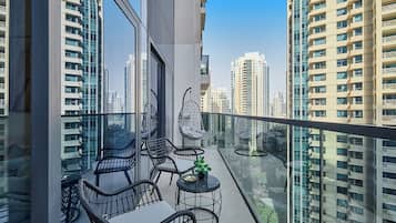 Apartamento premium, 1 cama King, vista para a cidade | Sacada