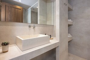 Dusche, Haartrockner, Handtücher, Seife