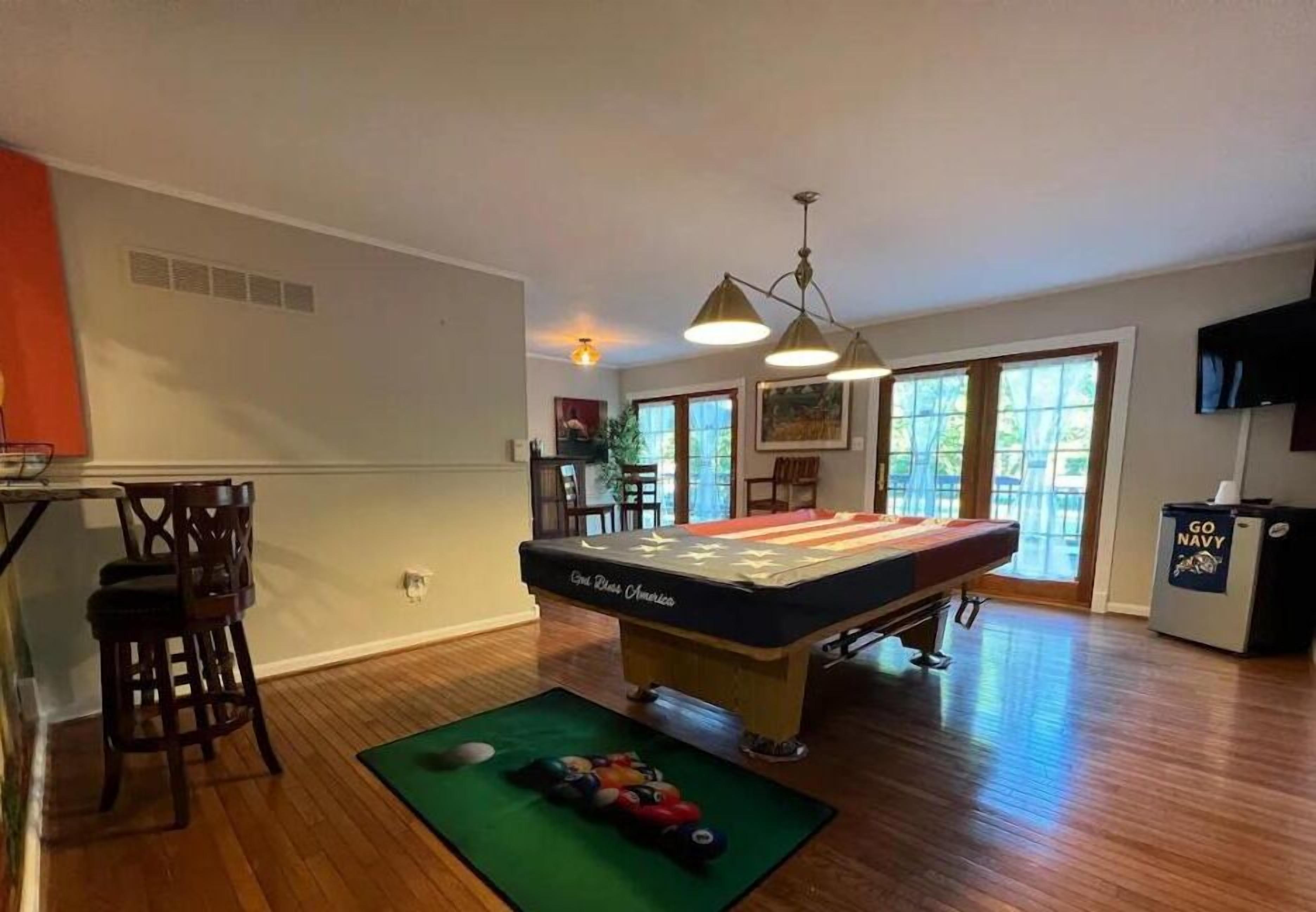 SPECIAL OFFER!!! RATES REDUCED FOR THE FALL!! 4BR Near Navy Stadium!"