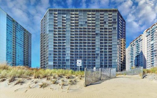 Direct Ocean Front Studio at the Golden Sands with Indoor Pool, Gym and Saunas