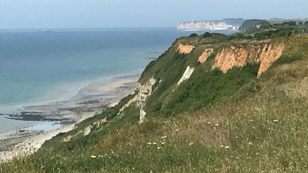 A coastal landscape with cliffs and a beach. - Maison Valmer - L'armateur, Élégant Penthouse Classé 4 Étoiles (Le Havre)