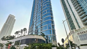 Um hotel alto e moderno com fachada curva e entrada imponente.