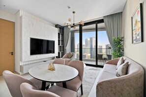 Deluxe-Apartment | Wohnbereich | 55-Zoll-Smart-TV mit Kabelempfang