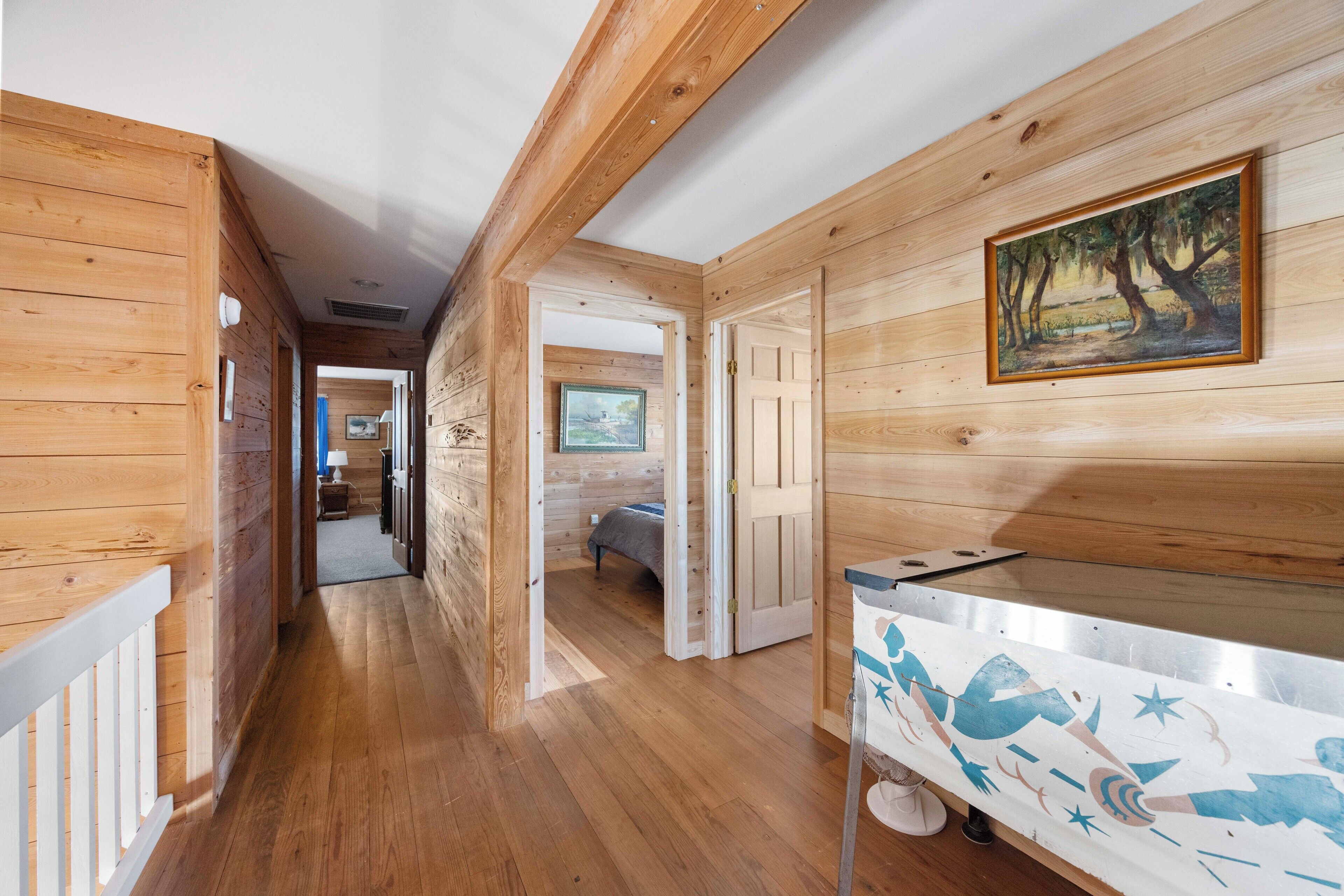 Un intérieur en bois avec un couloir menant à une chambre et à une salle de bain.