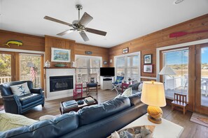 Living area - Flounder Inn - 4 bedroom, Creek Front (Pawleys Island)