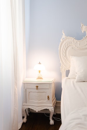 Premium bedding, down comforters, Select Comfort beds, blackout drapes - Casinhas no Carolina - Hostel (Porto)