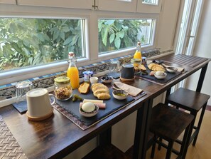 Breakfast meal - Casinhas no Carolina - Hostel (Porto)