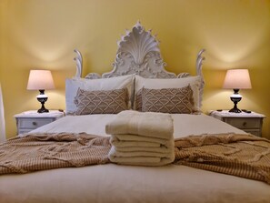 Habitación Signature doble, 1 cama doble | Ropa de cama de alta calidad y edredones de plumas