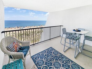 Outdoor dining - Direct Oceanfront Condo with Outdoor Pool - Amazing Beachfront location! Pyramid Building 4N (Ocean City)