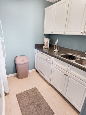 Mikrowelle, Wasserkocher mit Kaffee-/Teezubehör