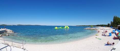 Una spiaggia nelle vicinanze