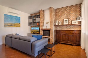 Een televisie en een open haard