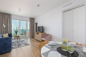 Huoneisto, 1 makuuhuone, parveke, merinäköala | 2 makuuhuonetta, vauvansängyt, vuodevaatteet