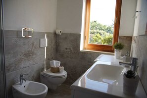 Dusche, Haartrockner, Bidet, Handtücher