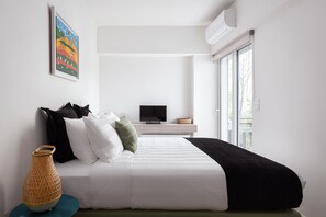 2 bedrooms, in-room safe, desk, iron/ironing board