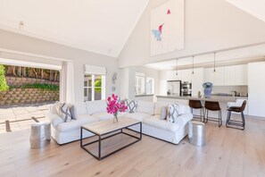 House | 5 bedrooms - Sublime Five bed Property in Glorious Setting (Cape Town)