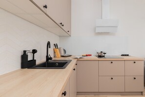 Máy rửa bát, ấm điện, dụng cụ nấu nướng/bát dĩa/dao nĩa 