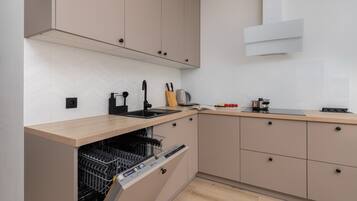 Máy rửa bát, ấm điện, dụng cụ nấu nướng/bát dĩa/dao nĩa