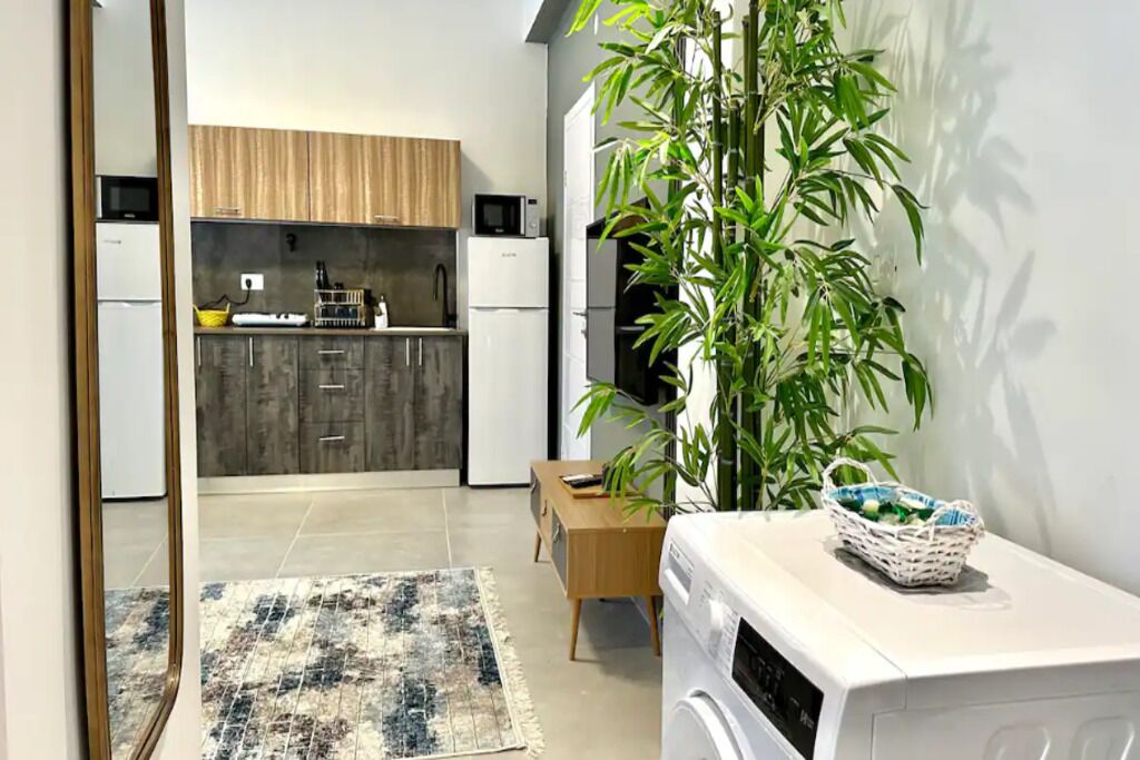 Kühlschrank, Mikrowelle, Herdplatte, Wasserkocher mit Kaffee-/Teezubehör