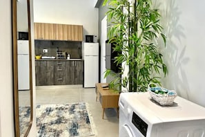 Fridge, microwave, stovetop, coffee/tea maker - Happy Life Limeapartment с балконом (Haifa)