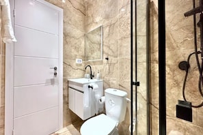 Shower, hair dryer, towels, soap - Happy Life Limeapartment с балконом (Haifa)