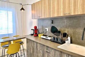 Frigorifero, microonde, piano cottura, macchina per tè/caffè