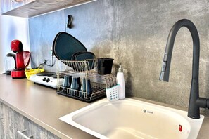 Fridge, microwave, stovetop, coffee/tea maker - Happy Life Limeapartment с балконом (Haifa)