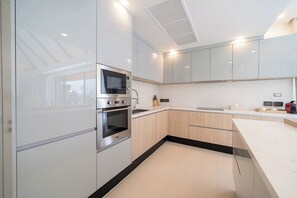 奢华别墅 | 私人厨房 | 大冰箱、微波炉、烤箱、炉灶