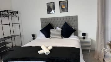 House, Multiple Beds | 5 bedrooms, iron/ironing board, free WiFi, bed sheets