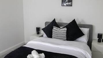 House, Multiple Beds | 5 bedrooms, iron/ironing board, free WiFi, bed sheets