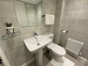 House, Multiple Beds | Bathroom | Separate bathtub and shower, deep-soaking bathtub, hair dryer, towels - Family Home 5-bed House in Birmingham City Centre (Birmingham)