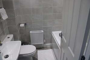 House, Multiple Beds | Bathroom | Separate bathtub and shower, deep-soaking bathtub, hair dryer, towels - Family Home 5-bed House in Birmingham City Centre (Birmingham)