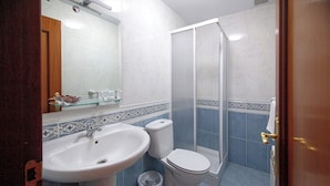 A bathroom with a sink, toilet, and shower. - Yani's hospedaje (Parres)