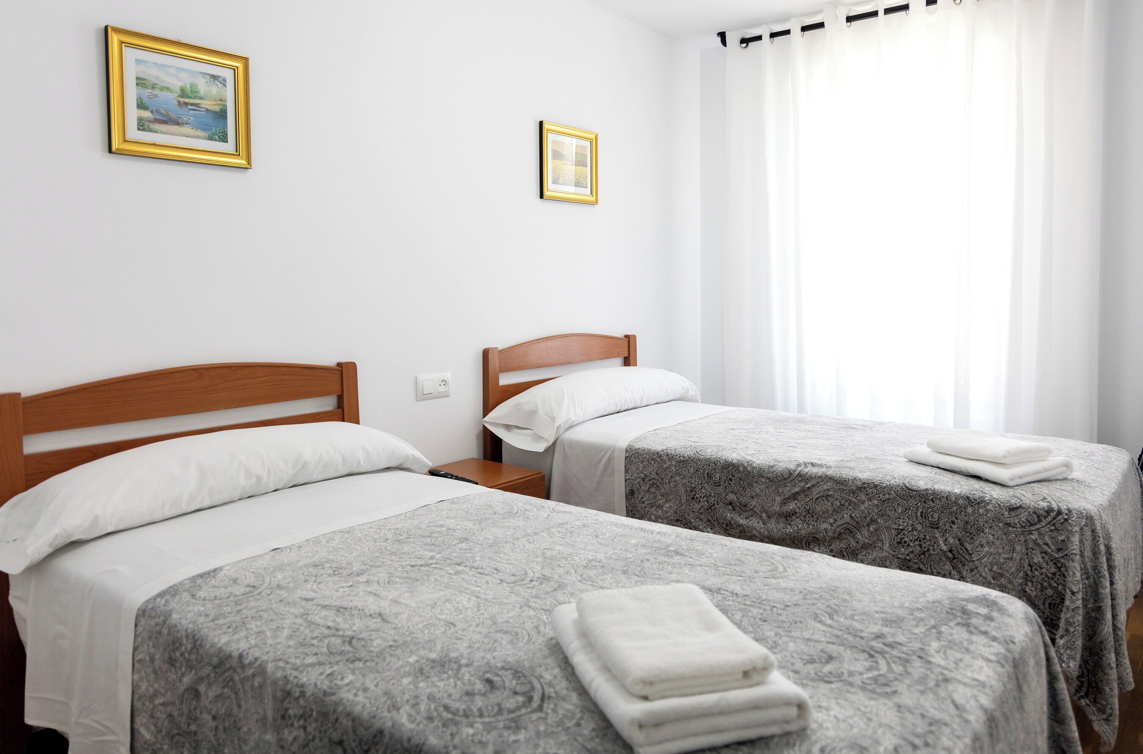 Habitación estándar con 2 camas individuales | Ropa de cama hipoalergénica y wifi gratis