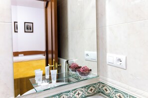 Hypo-allergenic bedding, free WiFi - Yani's hospedaje  (Parres)