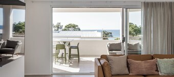 DECADENT & STYLISH 2 STOREY COASTAL RETREAT