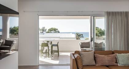 DECADENT & STYLISH 2 STOREY COASTAL RETREAT