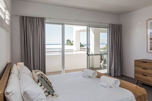 DECADENT & STYLISH 2 STOREY COASTAL RETREAT