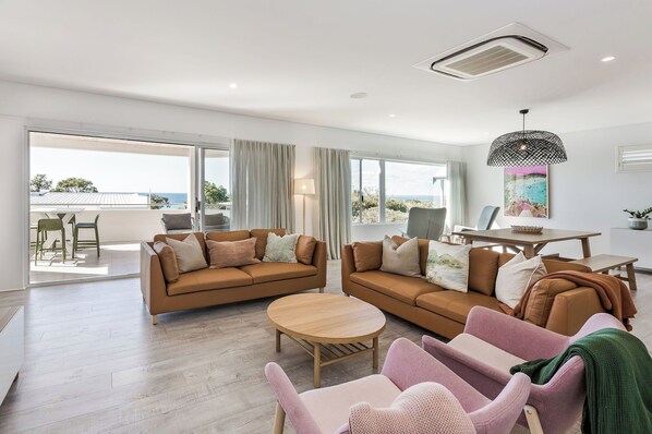 Smart TV, table tennis