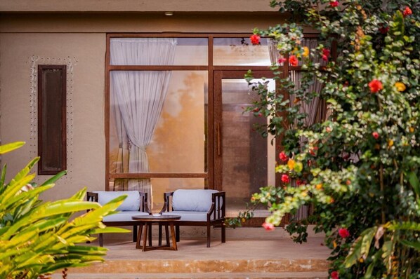 Premium bedding, memory-foam beds, minibar, in-room safe - Sanctuary Chitwan National Park (Kawasoti)