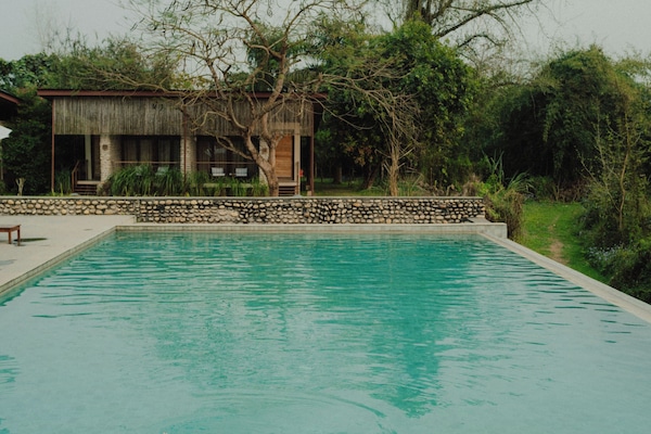 Una piscina al aire libre
