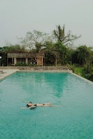 Una piscina al aire libre