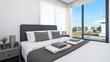 3 bedrooms, iron/ironing board, internet, bed sheets