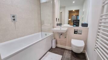 浴缸、風筒、提供毛巾、番梘